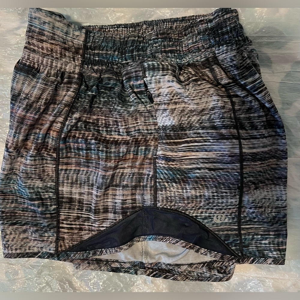 Lululemon Hotty Hot Short  4" size 8